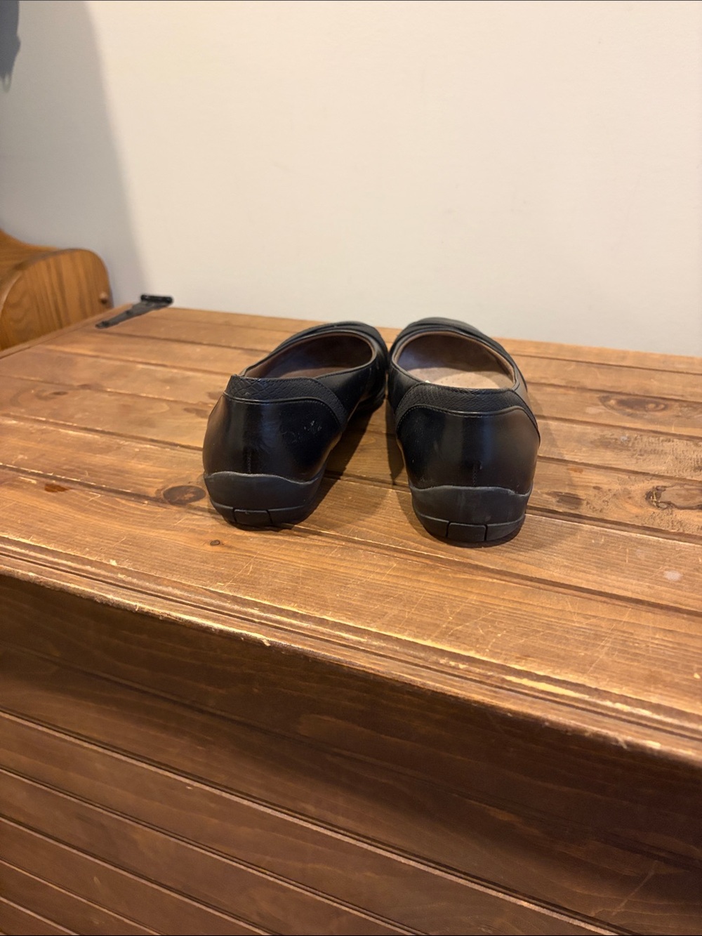 Life Stride Black Slip-On Leather Flats with Toe Strap Detail - Picture 3 of 4